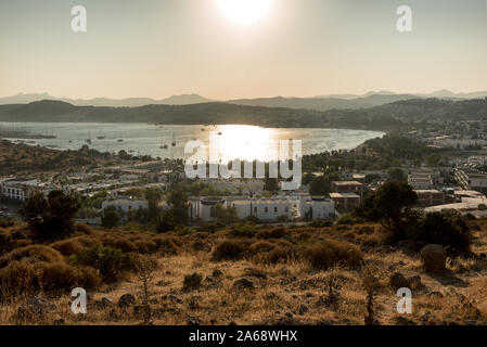 Panoramablick Sonnenuntergang Blick auf die Bucht von Gumbet in Bodrum an der Türkischen Riviera. Bodrum ist eine Stadt und ein Hafen Stadt in der Provinz Mugla, in der südwestlichen Ägäis R Stockfoto