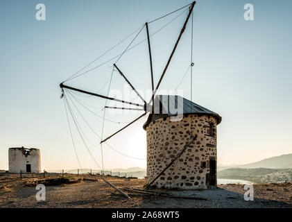 Abgerissenen alten Windmühlen auf dem Hügel in die Stadt Bodrum in der Türkei Stockfoto