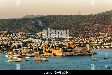 Panoramablick Sonnenuntergang Blick auf die Burg von Bodrum und Marina Bay an der Türkischen Riviera. Bodrum ist eine Stadt und ein Hafen Stadt in der Provinz Mugla, in der südwestlichen Stockfoto