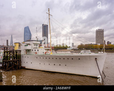 Die "HMS Wellington", heute bekannt als "HQS Wellington", eine ehemalige Schlaufe der Royal Navy Grimsby-Klasse, war neben dem "Victoria Embankment" am Temple Pier vermocht. Stockfoto