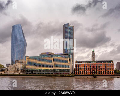 Gebäude entlang der South Bank der Themse: Die Vase, Seecontainer, Southbank Turm, Oxo Tower Wharf. London, Großbritannien. Stockfoto