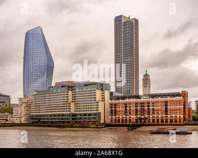 Gebäude entlang der South Bank der Themse: Die Vase, Seecontainer, Southbank Turm, Oxo Tower Wharf. London, Großbritannien. Stockfoto