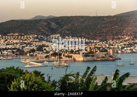 Panoramablick Sonnenuntergang Blick auf die Burg von Bodrum und Marina Bay an der Türkischen Riviera. Bodrum ist eine Stadt und ein Hafen Stadt in der Provinz Mugla, in der südwestlichen Stockfoto