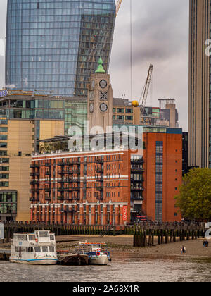 Oxo Tower Wharf auf der Riverside Gehweg von der Londoner South Bank und Bankside Bereiche, UK. Stockfoto
