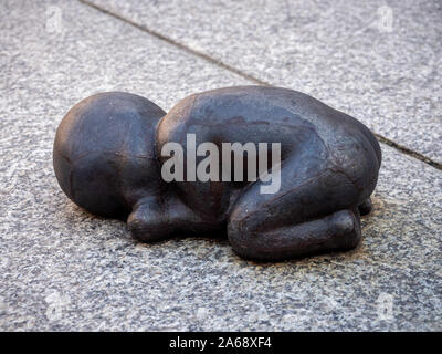 Bügeleisen Baby (1999) von Antony Gormley, im Innenhof der Königlichen Akademie 2019, London, UK. Stockfoto