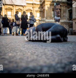 Bügeleisen Baby (1999) von Antony Gormley, im Innenhof der Königlichen Akademie 2019, London, UK. Stockfoto