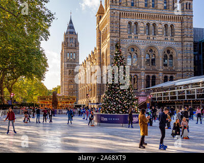 Eisbahn am Natural History Museum, London, UK. Stockfoto