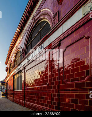 Rot gefliestem Äußere der U-Bahn-Station South Kensington, London, Großbritannien. Stockfoto