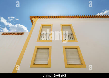 Weiße Haus Wand mit gelben Rahmen Fenster in Evora, einem traditionellen portugiesischen Stadt, Portugal Stockfoto