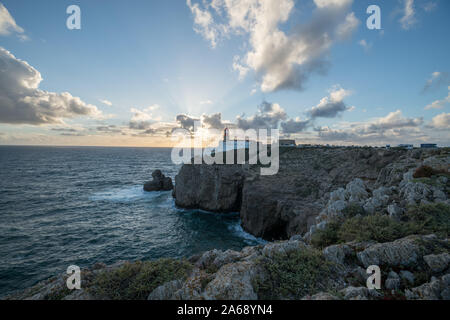 Der Leuchtturm auf Felsen am Cabo de São Vicente in der Nähe von Lagos im Süden Portugals während des Sonnenuntergangs Stockfoto