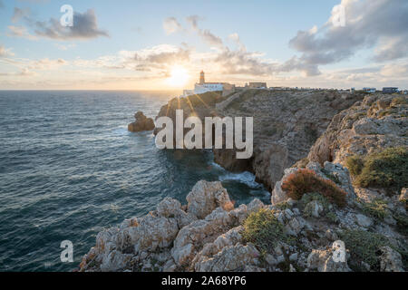 Der Leuchtturm auf Felsen am Cabo de São Vicente in der Nähe von Lagos im Süden Portugals während des Sonnenuntergangs Stockfoto