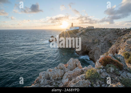 Der Leuchtturm auf Felsen am Cabo de São Vicente in der Nähe von Lagos im Süden Portugals während des Sonnenuntergangs Stockfoto