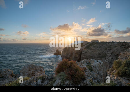 Der Leuchtturm auf Felsen am Cabo de São Vicente in der Nähe von Lagos im Süden Portugals während des Sonnenuntergangs Stockfoto