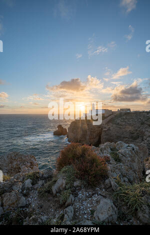 Der Leuchtturm auf Felsen am Cabo de São Vicente in der Nähe von Lagos im Süden Portugals während des Sonnenuntergangs Stockfoto