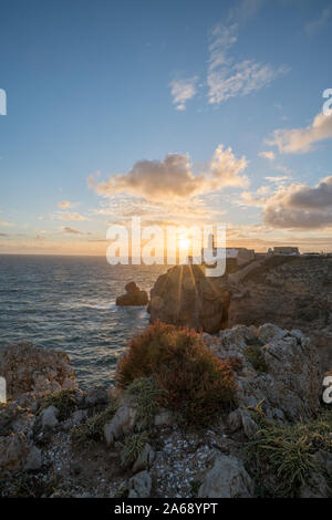 Der Leuchtturm auf Felsen am Cabo de São Vicente in der Nähe von Lagos im Süden Portugals während des Sonnenuntergangs Stockfoto