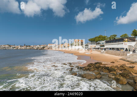 Cascais Strand und Meer mit Wellen und traditionellen Gebäuden Stockfoto