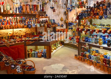 Sommer keramische Verkauf im Süden von Frankreich. Wein Lagerung Töpfe, Krüge, Vasen, Untersetzer, Becher, Töpfe, hanging Planters sind ein Muss Katalanisch Souvenir kaufen. Stockfoto