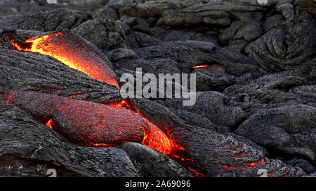 Bis nahe der Oberfläche Lavastrom in Hawaii Stockfoto