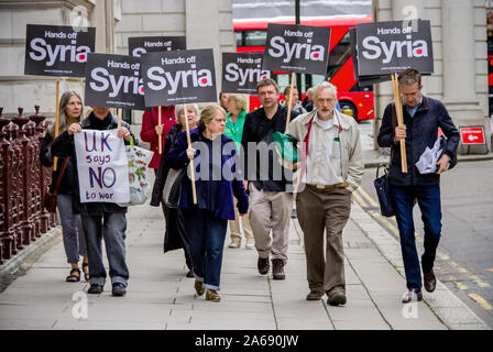 Hände weg von Syrien. Anti-kriegs-Demonstranten aus Stoppt den Krieg Koalition, einschließlich Jeremy Corbyn (Zweiter von rechts), kommen außerhalb des Ministeriums für auswärtige Angelegenheiten und Commonwealth-Fragen gegen US-Staatssekretär John Kerrys Besuch in London das Verlangen der USA nicht militärische Intervention in der syrischen Bürgerkrieg zu protestieren. John Kerry kam unter Reisen Escort mit dem britischen Außenminister William Hague für Gespräche über die aktuelle syrischen Krise zu treffen. London, Großbritannien. Stockfoto