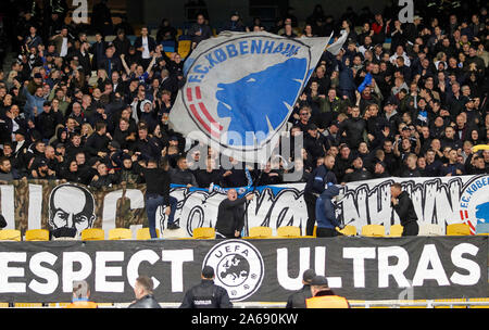 Fans des FC Kopenhagen während der UEFA Europa League Gruppe B Fußballspiel zwischen FC Kopenhagen und Dynamo Kiew an der NSC Olimpiyskyi Stadion in Kiew gesehen. (Endstand; FC Kopenhagen 1:1 Dynamo Kiew) Stockfoto