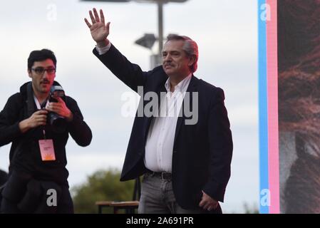 Buenos Aires, Argentinien. 24. Okt 2019. ALBERTO FERNANDEZ, Kandidaten für das Amt des Präsidenten mit dem Â¨Frente de TodosÂ ¨ Partei, Wellen zu Unterstützern der Kampagne in Mar del Plata, Argentinien, am 24. Oktober 2019. Argentinien wird die Präsidentenwahl halten wir am Sonntag, 27, 2019. (Bild: © julieta FerrarioZUMA Draht) Credit: ZUMA Press, Inc./Alamy leben Nachrichten Stockfoto