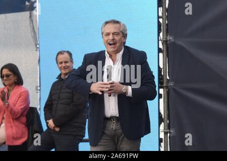 Buenos Aires, Argentinien. 24. Okt 2019. ALBERTO FERNANDEZ, Kandidaten für das Amt des Präsidenten mit dem Â¨Frente de TodosÂ ¨ Partei, spricht mit Anhänger bei der abschließenden Kampagne in Mar del Plata, Argentinien, am 24. Oktober 2019. Argentinien wird die Präsidentenwahl halten wir am Sonntag, 27, 2019. (Bild: © julieta FerrarioZUMA Draht) Credit: ZUMA Press, Inc./Alamy leben Nachrichten Stockfoto