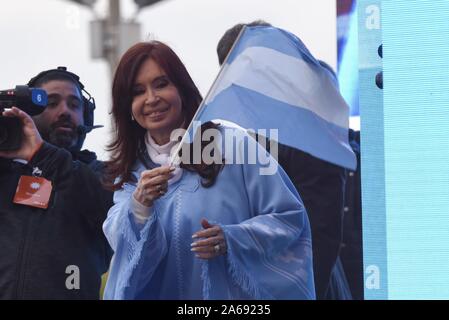 Buenos Aires, Argentinien. 24. Okt 2019. CRISTINA Fernández de Kirchner, ehemaliger Präsident und Kandidat für Vizepräsident mit dem Â¨Frente de TodosÂ ¨ Partei hält und argentinischer Flagge und Wellen zu Unterstützern der Kampagne in Mar del Plata, Argentinien, am 24. Oktober 2019. Argentinien wird die Präsidentenwahl halten wir am Sonntag, 27, 2019. (Bild: © julieta FerrarioZUMA Draht) Credit: ZUMA Press, Inc./Alamy leben Nachrichten Stockfoto