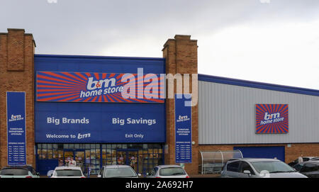 Vordere Fassade und Eingang zu einem b&m Home Store Gebäude in Belfast an Connswater Store. Stockfoto