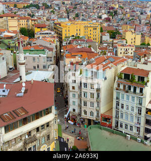 Istanbuls alte Gassen Stadtbild vom Galata-Turm in der Beyoglu-Gegend. Eine Stadt mit bunten Dächern und engen Gassen mit historischen Denkmälern und Moscheen. Stockfoto