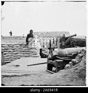 Yorktown, Virginia (Nähe). Bundesregierung Soldaten der Konföderierten Batterie (mit Sandsäcken geschützt) südlich von Yorktown. 32-pdr. Navy gun im Vordergrund, weit Gun - 24-pdr. Belagerung Stück Stockfoto