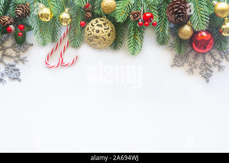 Urlaub Weihnachten Karte Hintergrund mit festlichen Dekoration Kugel, Sterne, Schneeflocken, Geschenkbox, Tannenzapfen auf einem weißen Hintergrund von Flach, Ansicht von oben. Stockfoto