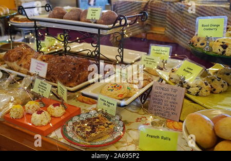 Boothbay Harbor, ME/USA - Oktober 20, 2019: Anzeige der lecker aussehenden Gebäck hinter einer Vitrine zur Abendzeit Spezialitäten Stockfoto
