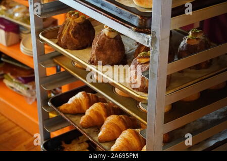 Boothbay Harbor, ME/USA - Oktober 20, 2019: leckere Brötchen und verschiedene Brotsorten in einem Blatt pan Rack Stockfoto