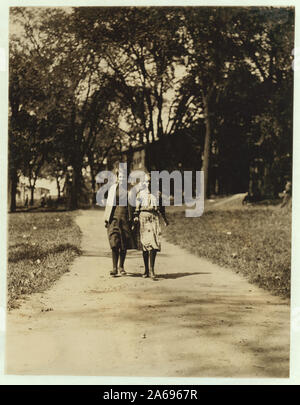 Junge Mädchen, die in amerikanischen Woollen Mills, Winooski, Vt. Die meisten sind Analphabeten. Arbeit slack, und Kraft klein. (Siehe N.C.L.C. Fotos Nr. 720-745, Mai 1909.) 27 Kinder offenbar unter 15, wurden bei einem Tor gezählt. Abstract: Fotografien aus den Aufzeichnungen des Nationalen Kinderarbeit Committee (USA) Stockfoto