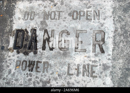 Gefahr Nicht öffnen Power Line Zeichen auf Bürgersteig, Manila, Manila, Philippinen. Stockfoto