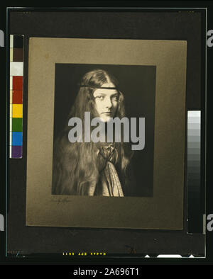 Junge Frau im Kleid mit Stirnband] / Emily Mew Stockfoto