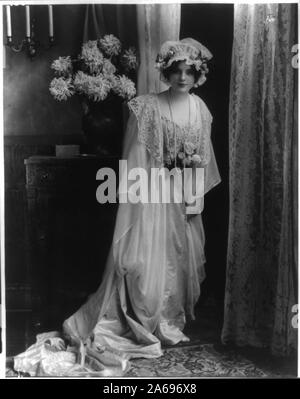 Junge Frau in Lace Kleid und Cap gestellt Stockfoto