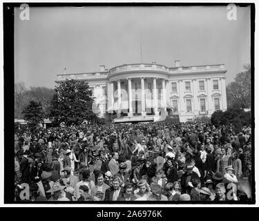 Jugendliche jam Rasen des Weißen Hauses Ostereier zu rollen. Washington, D.C., den 10. April. Allgemeine Ansicht der Tausenden von Jugendlichen, die heute an der traditionellen Osterei rolling an der historischen Rasen des Weißen Hauses. Präsident und Frau Roosevelt die Kinder aus dem Süden Portico begrüßt. 4-10-39 Stockfoto