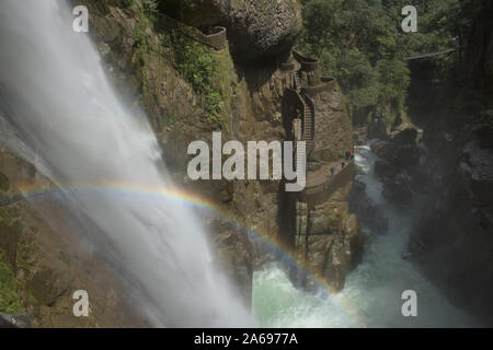 Rainbow beleuchtet die atemberaubende Paílón Del Diablo Wasserfall, Baños de Agua Santa, Ecuador Stockfoto