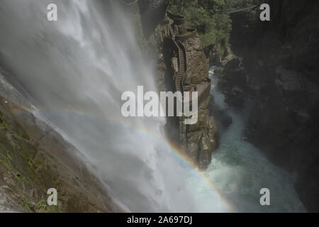 Rainbow beleuchtet die atemberaubende Paílón Del Diablo Wasserfall, Baños de Agua Santa, Ecuador Stockfoto