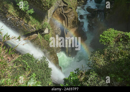 Rainbow beleuchtet die atemberaubende Paílón Del Diablo Wasserfall, Baños de Agua Santa, Ecuador Stockfoto