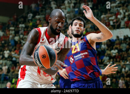 Belgrad. 24 Okt, 2019. Von Crvena Zvezda James Gist (L) Mias mit Barcelonas Alex Abrines (R) während der regulären Saison Runde 4 Spiel im Uleb EuroLeague Basketball Turnier zwischen Crvena Zvezda und Barcelona in Belgrad, Serbien am Okt. 24, 2019. Credit: Predrag Milosavljevic/Xinhua/Alamy leben Nachrichten Stockfoto