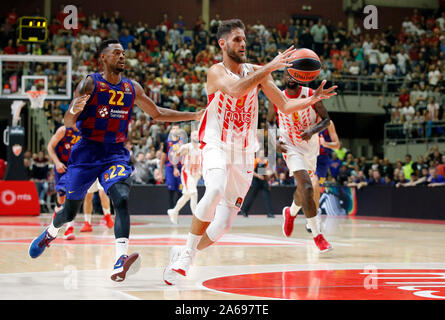 Belgrad. 24 Okt, 2019. Von Crvena Zvezda Stratos Perperoglou (R) Mias mit Barcelonas Cory Higgins (L) während der regulären Saison Runde 4 Spiel im Uleb EuroLeague Basketball Turnier zwischen Crvena Zvezda und Barcelona in Belgrad, Serbien am Okt. 24, 2019. Credit: Predrag Milosavljevic/Xinhua/Alamy leben Nachrichten Stockfoto