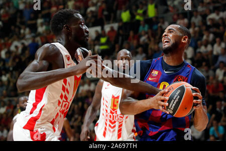 Belgrad. 24 Okt, 2019. Barcelonas Brandon Davies (R) Mias mit Crvena Zvezda Mouhammad Faye (L) während der regulären Saison Runde 4 Spiel im Uleb EuroLeague Basketball Turnier zwischen Crvena Zvezda und Barcelona in Belgrad, Serbien am Okt. 24, 2019. Credit: Predrag Milosavljevic/Xinhua/Alamy leben Nachrichten Stockfoto