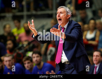 Belgrad. 24 Okt, 2019. Barcelonas Cheftrainer Svetislav Pesic reagiert während der regulären Saison Runde 4 Spiel im Uleb EuroLeague Basketball Turnier zwischen Crvena Zvezda und Barcelona in Belgrad, Serbien am Okt. 24, 2019. Credit: Predrag Milosavljevic/Xinhua/Alamy leben Nachrichten Stockfoto