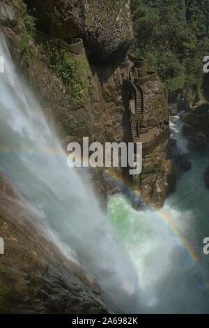 Rainbow beleuchtet die atemberaubende Paílón Del Diablo Wasserfall, Baños de Agua Santa, Ecuador Stockfoto