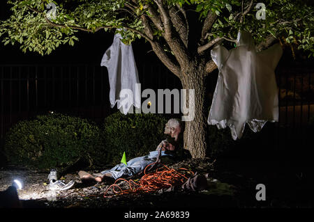 Suburban Halloween Dekorationen in der Nacht Stockfoto