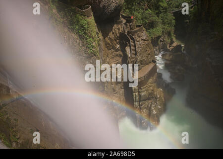 Rainbow beleuchtet die atemberaubende Paílón Del Diablo Wasserfall, Baños de Agua Santa, Ecuador Stockfoto