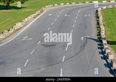 Leer drei Fahrspuren Straße mit Pfeilen Sonnigen Tag Stockfoto