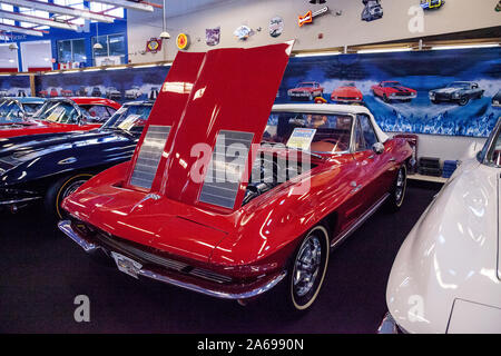 Punta Gorda, Florida, USA - Oktober 13, 2019: Rot 1963 Chevrolet Corvette original wird angezeigt durch das Muscle Car City Museum. Redaktionelle Verwendung Stockfoto